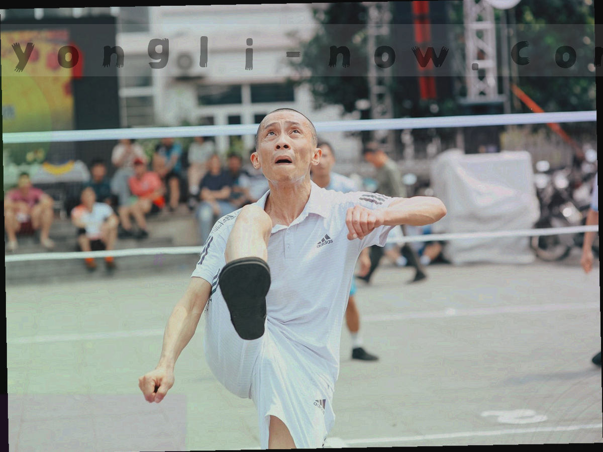 经幡织物纹理与纸面叠合的抽象局部构图，色彩呈块状分布